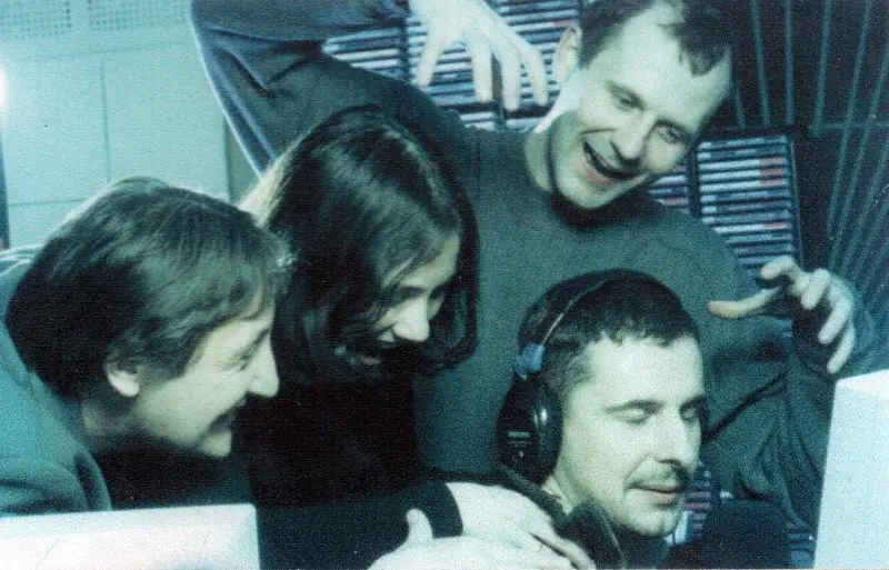 CHastyna kolektyvu Top radio. Sprava vnyzu YEvhen CHyzh. Foto creativpodiya.com