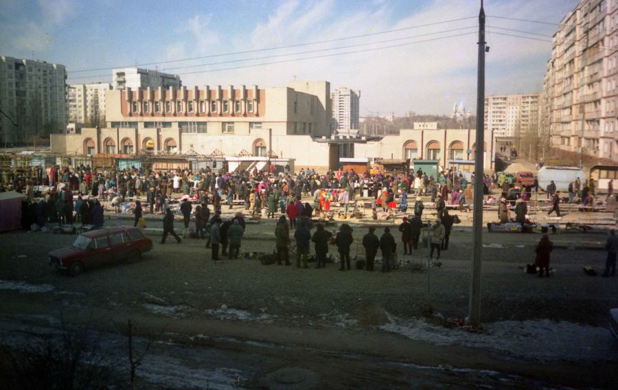 Вулиця Інтернаціоналістів, ринок, 90-ті роки. Фото: Євген Галаган