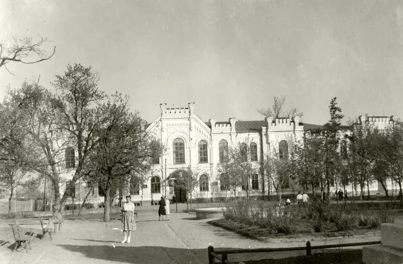 Skver SHevchenko shkola 2