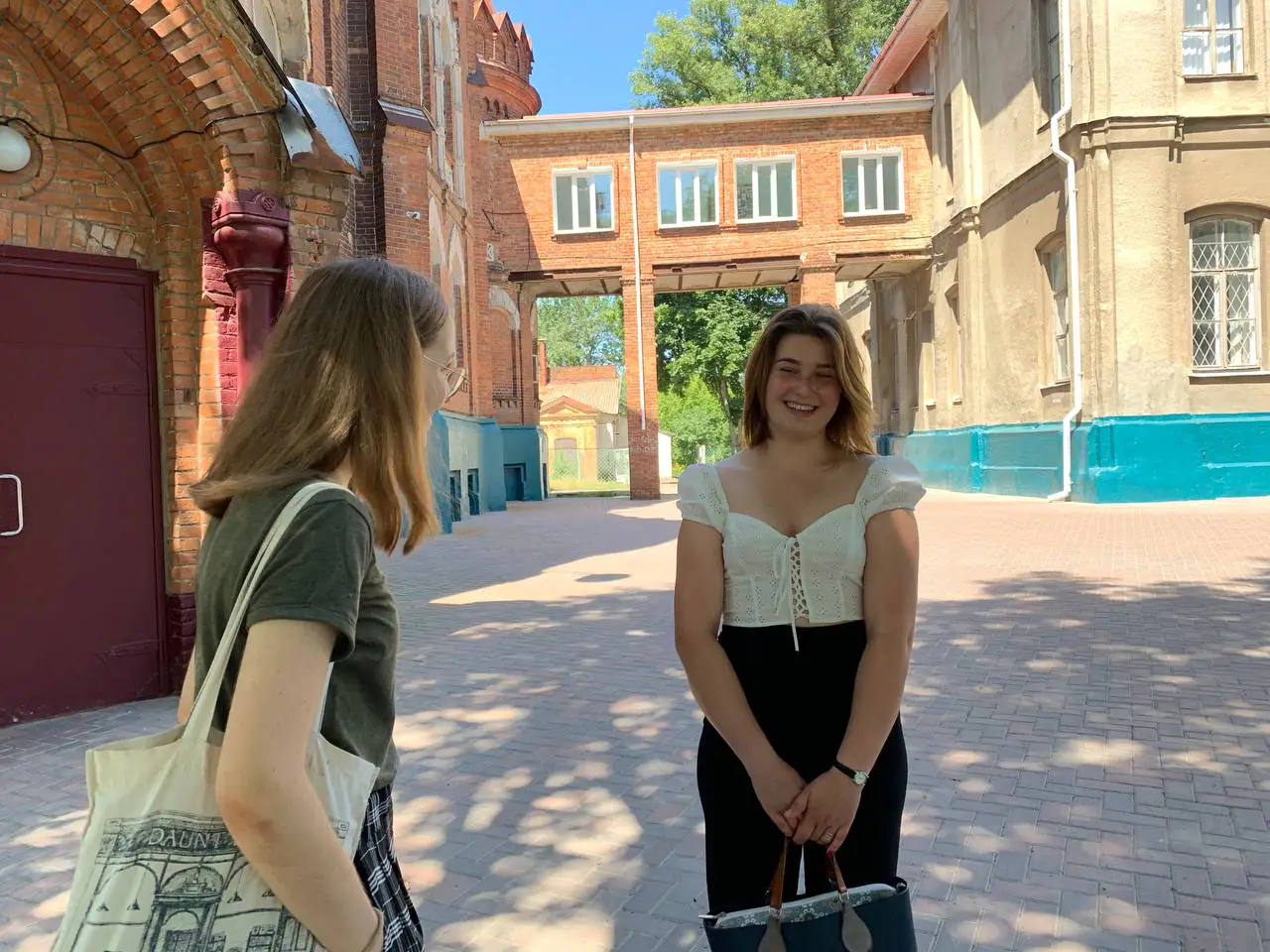 photo5462919679065568644