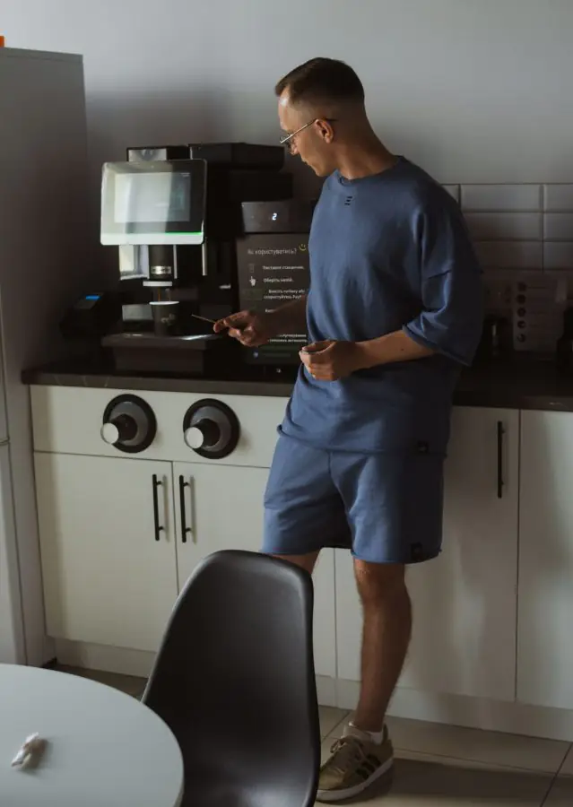 LEO 7808 scaled e1658245877157