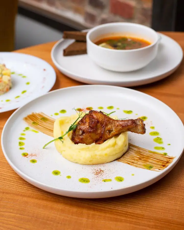 Onovlene meniu lanchiv vzhe chekaie v restorani Voskresenskyy Hortay shchob pobachyty povne meniu Pn Pt 11 00 17 00 Pl. Nezalezhnosti 15 Hotel 38 099 437 35 35 38 097 536 36 36 Restoran 38 099 311 16 07 1