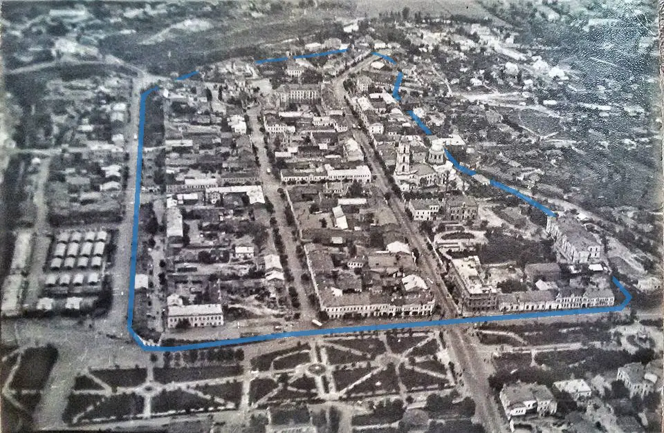 Архівний знімок міста Суми. Синім кольором виділено кордони Сумської фортеці. Архівний знімок міста Суми. Синім кольором виділено кордони Сумської фортеці.