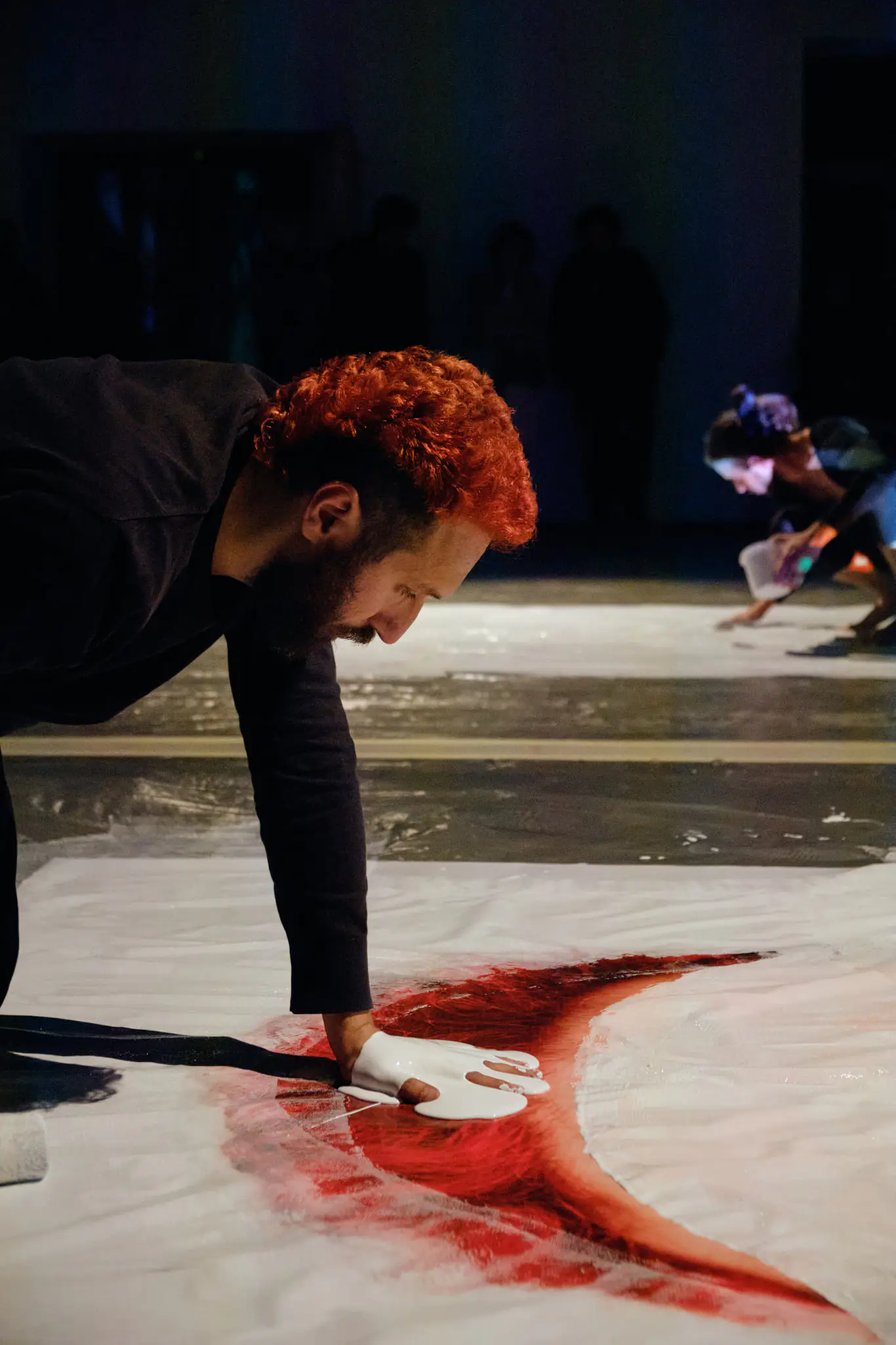 Roman na performansi Tam na kraiu Roman na performansi Tam na kraiu