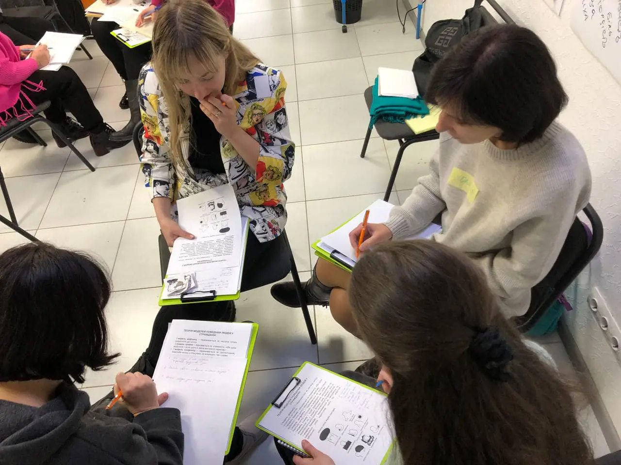 ліга сучасних жінок.