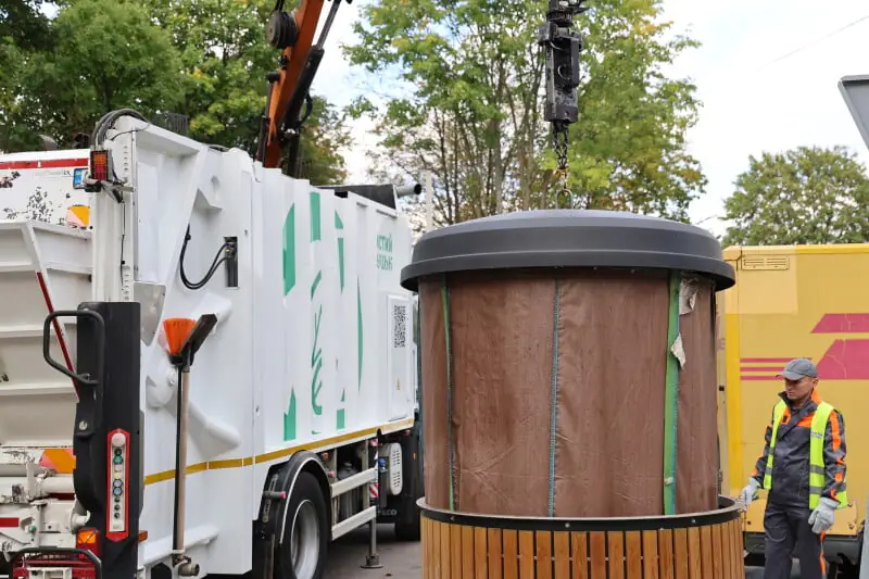 1 Фото Луцька міська рада Вивантаження напівпідземного контейнера