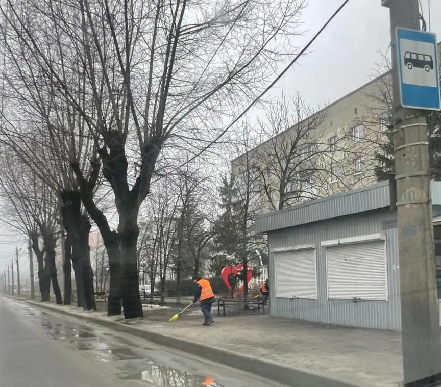 1 Фото СМР КП «Шляхрембуд» прибирає зупинки.