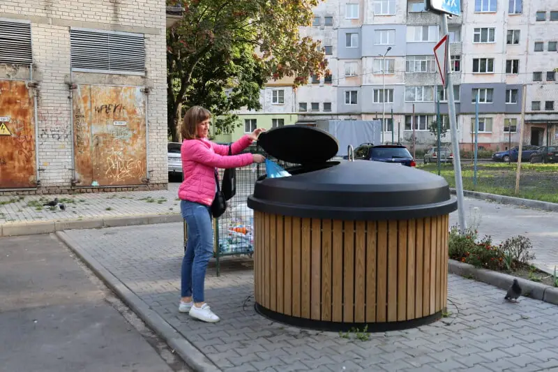 2 Фото Луцька міська рада Напівпідземний контейнер для сміття