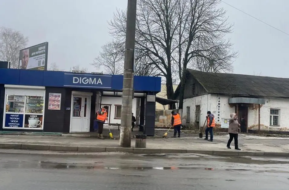 2 Фото СМР КП «Шляхрембуд» прибирає зупинки.