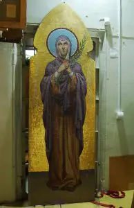 Мозаїчна ікона із зображенням Святої Зінаїди, яку в 1907 році встановили на будівлі Дитячої лікарні 1896 року. З 1957 року ікона зберігається у Сумському обласному художньому музеї. Фото Олега Хиценка з матеріалу Трибуна.Суми