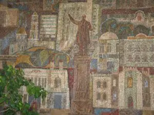 Фото зі сторінки Олега Кривцова. За однією з версій, мозаїка в колишньому кінотеатрі «Жовтень» у Сумах