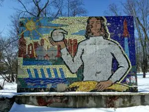 Мозаїчна міська стела в індустріальному стилі в Шостці. Фото: Вікторія Гавриленко