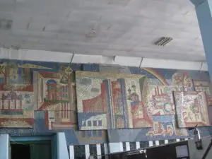 За однією з версій, мозаїка у приміщенні Укрпошти біля сумського залізничного вокзалу. Фото: Тетяна Казбан.