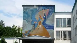 Панно на фасаді школи в Путивлі. Фото: Марія Катрич