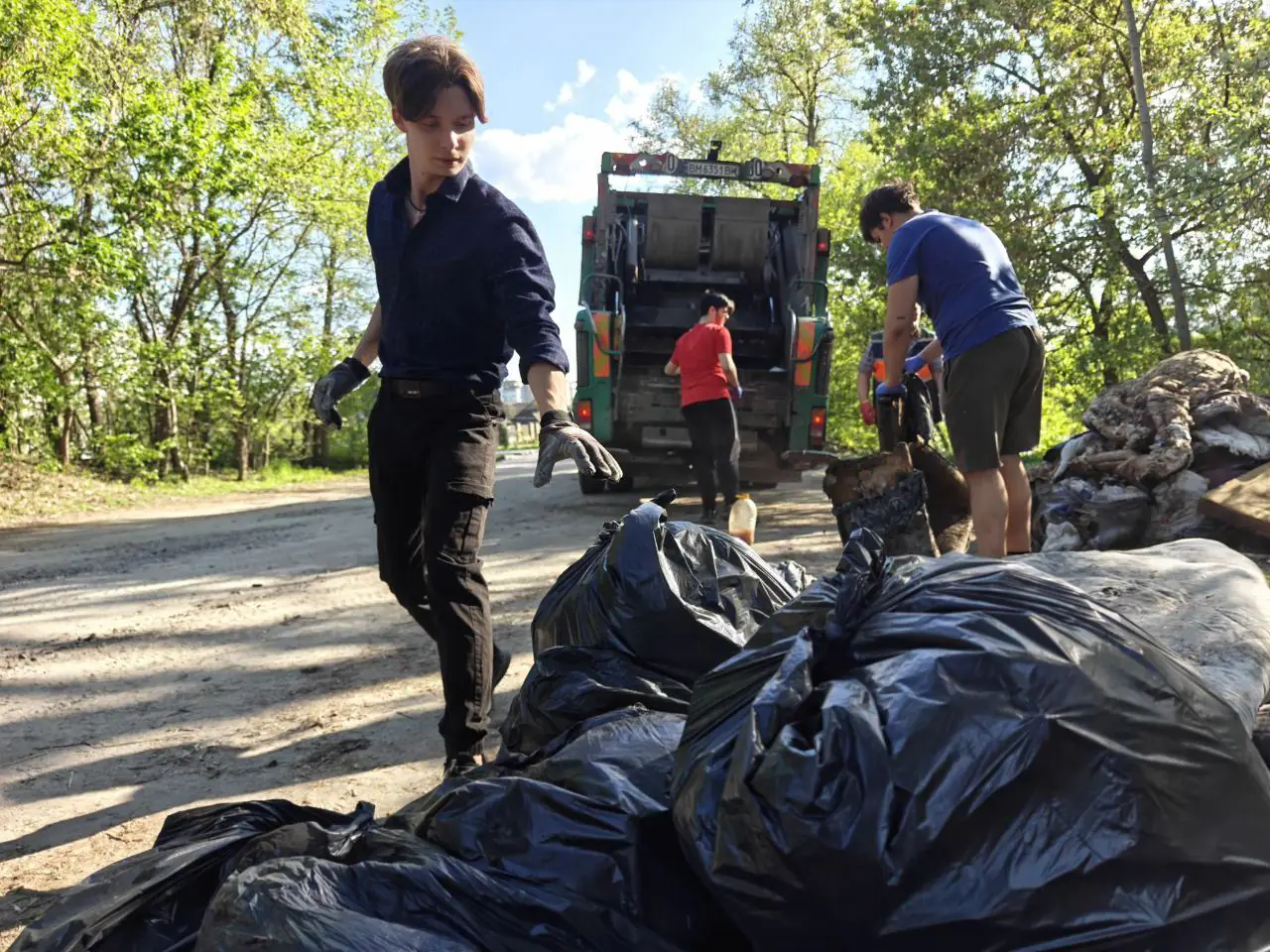 Толока Товариства Червоного Хреста в Сумах у квітні 2025 го. Фото з Facebook сторінки організації Толока Товариства Червоного Хреста в Сумах у квітні 2025 го. Фото з Facebook сторінки організації