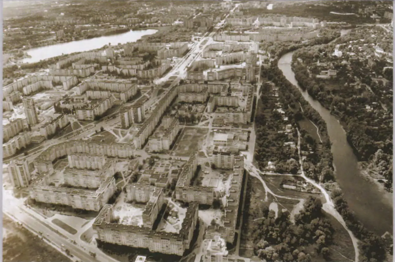 8, 9, 10 й мікрорайони на лівому березі Псла, збудовані за генеральним планом 1974 року, фото 2005 рік