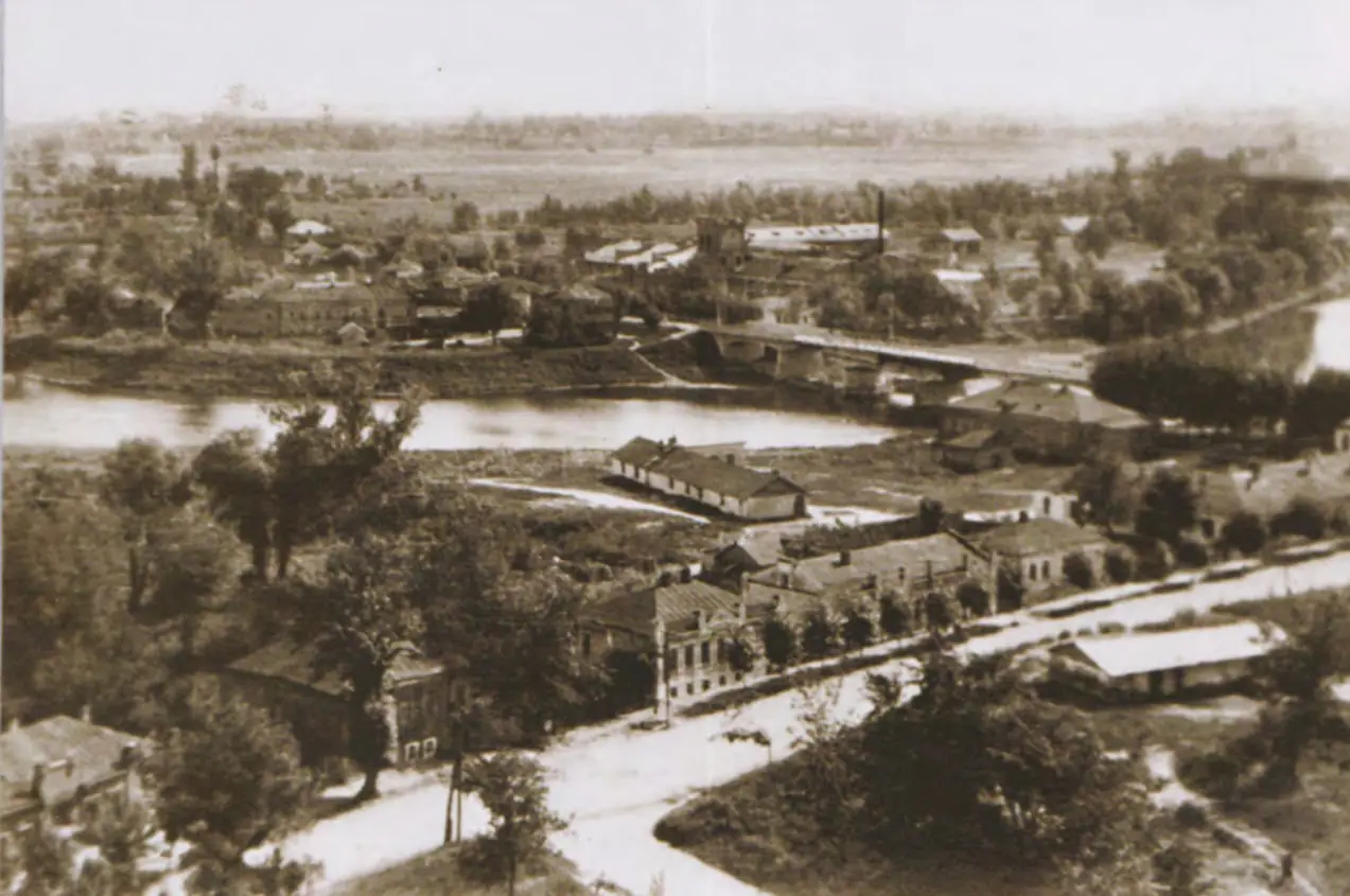 вид на вулицю Нижньособорну, річку Псел, Харківський міст і суконну фабрику із двіниці Спасо Преображенського собору. Фото В. Бережний, 2 вересня 1944 рік