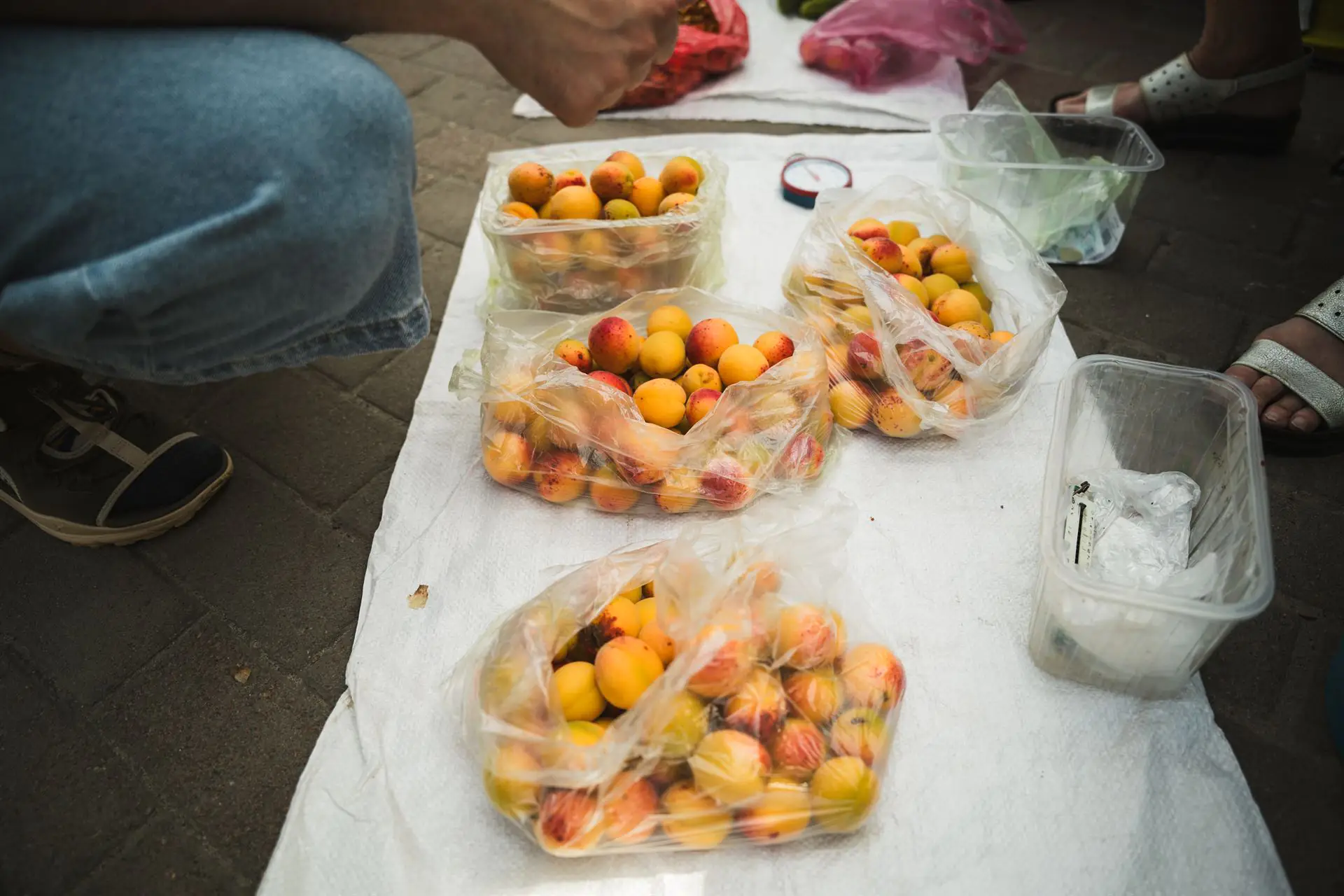 ESH 10 (3) Абрикоси різних сортів на базарі в Сумах