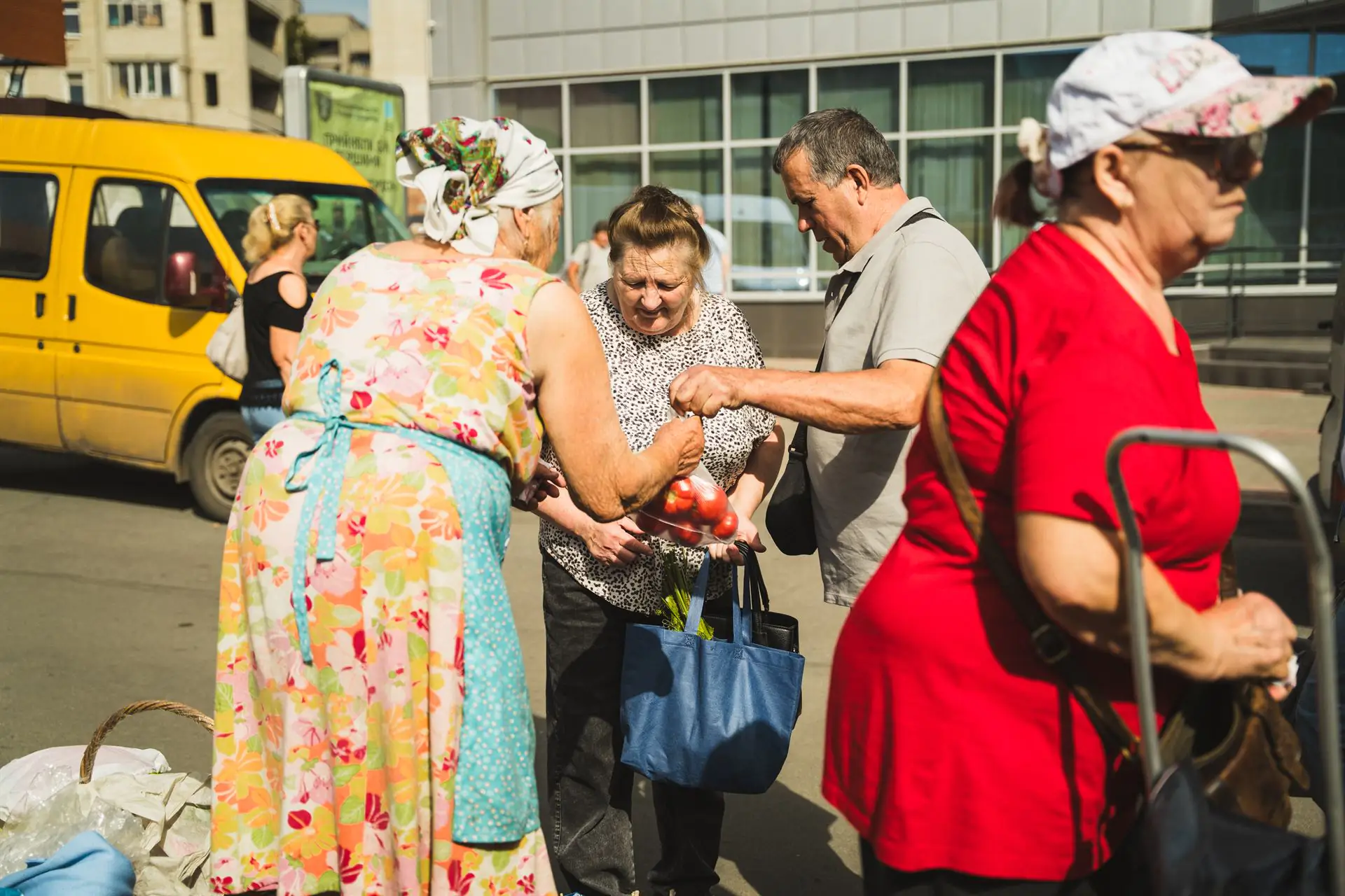 ESH 14 (1) Люди скупилися на ринку