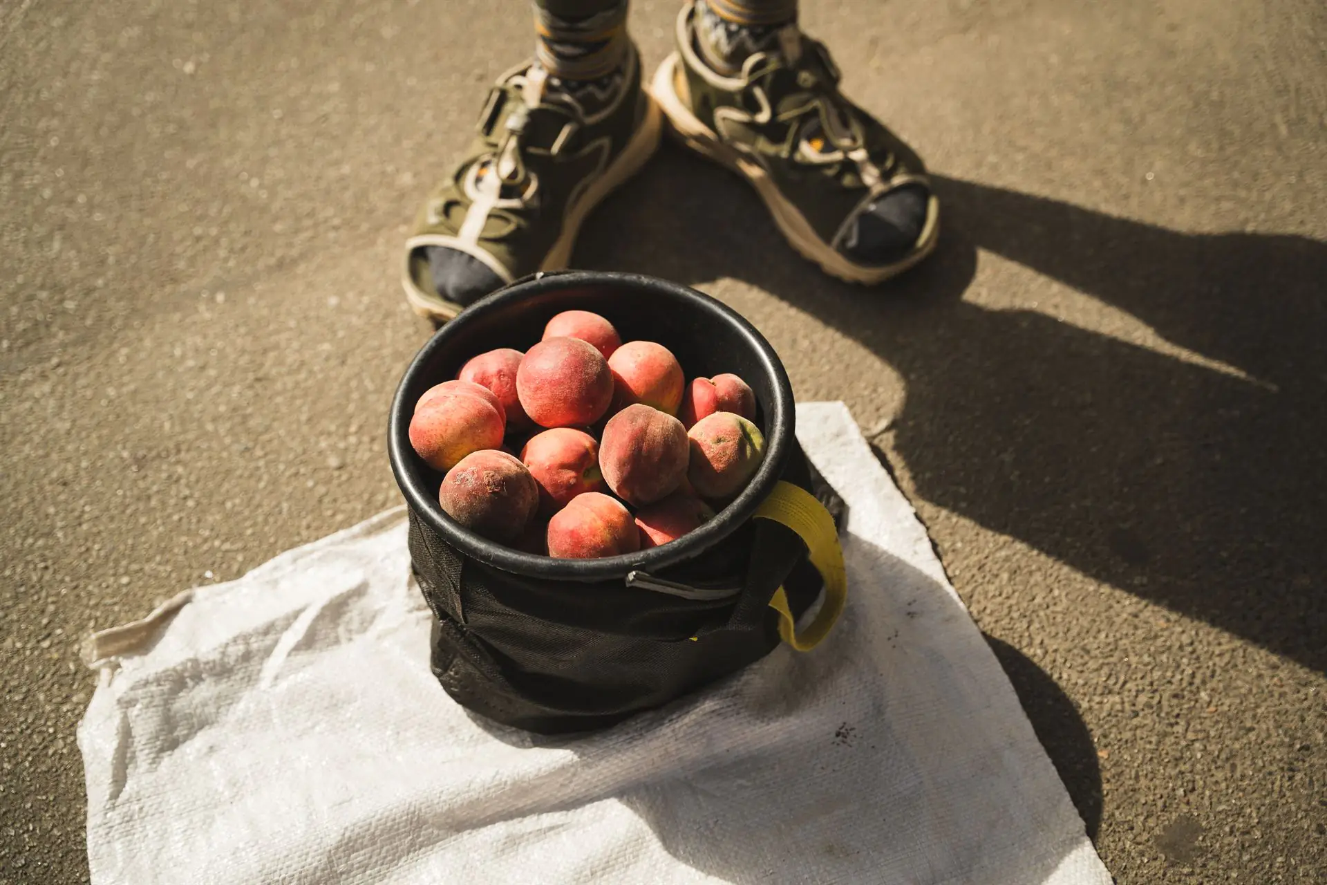 ESH 22 (1) Відро персиків на базарі Сум