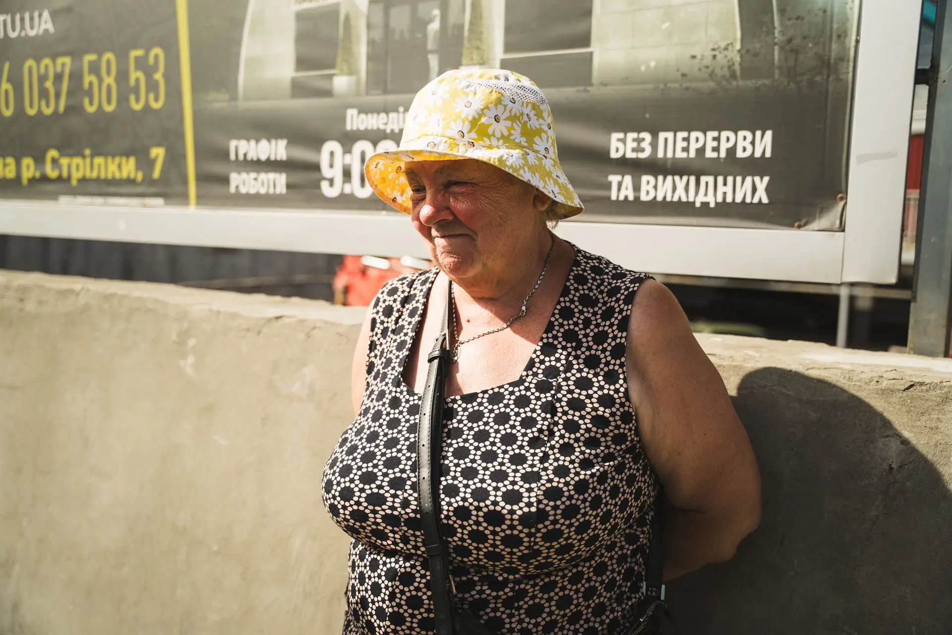 ESH 23 (1) Жінка продає домашні персики