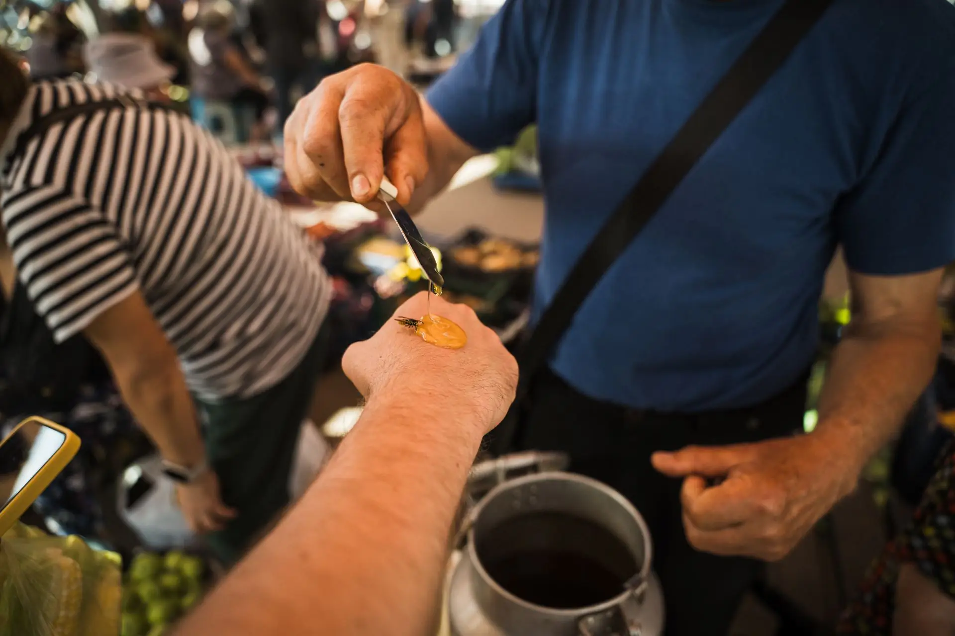 ESH 35 Бджола сідає на руку з медом