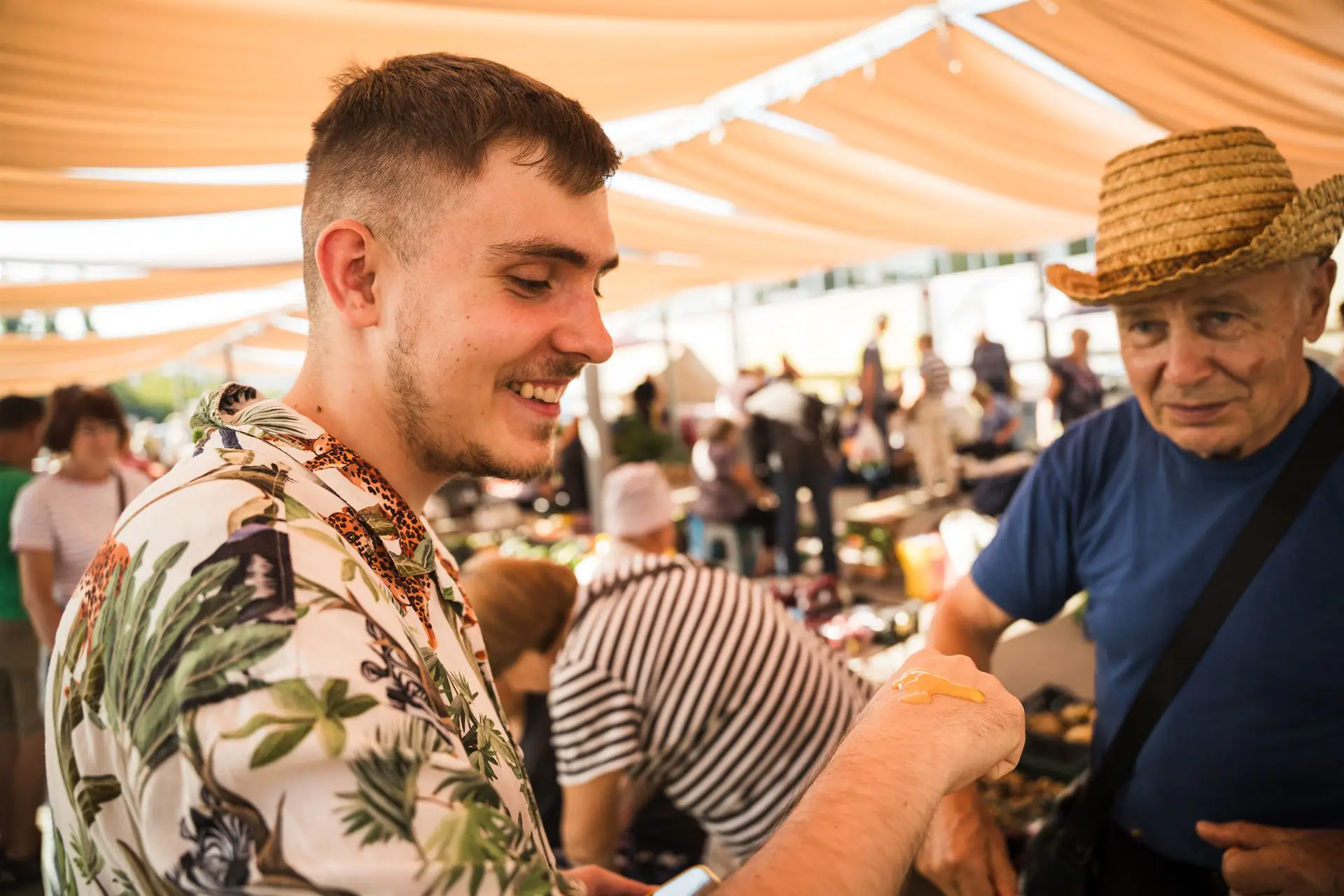 ESH 36 (1) На ринку дають безплатно спробувати мед