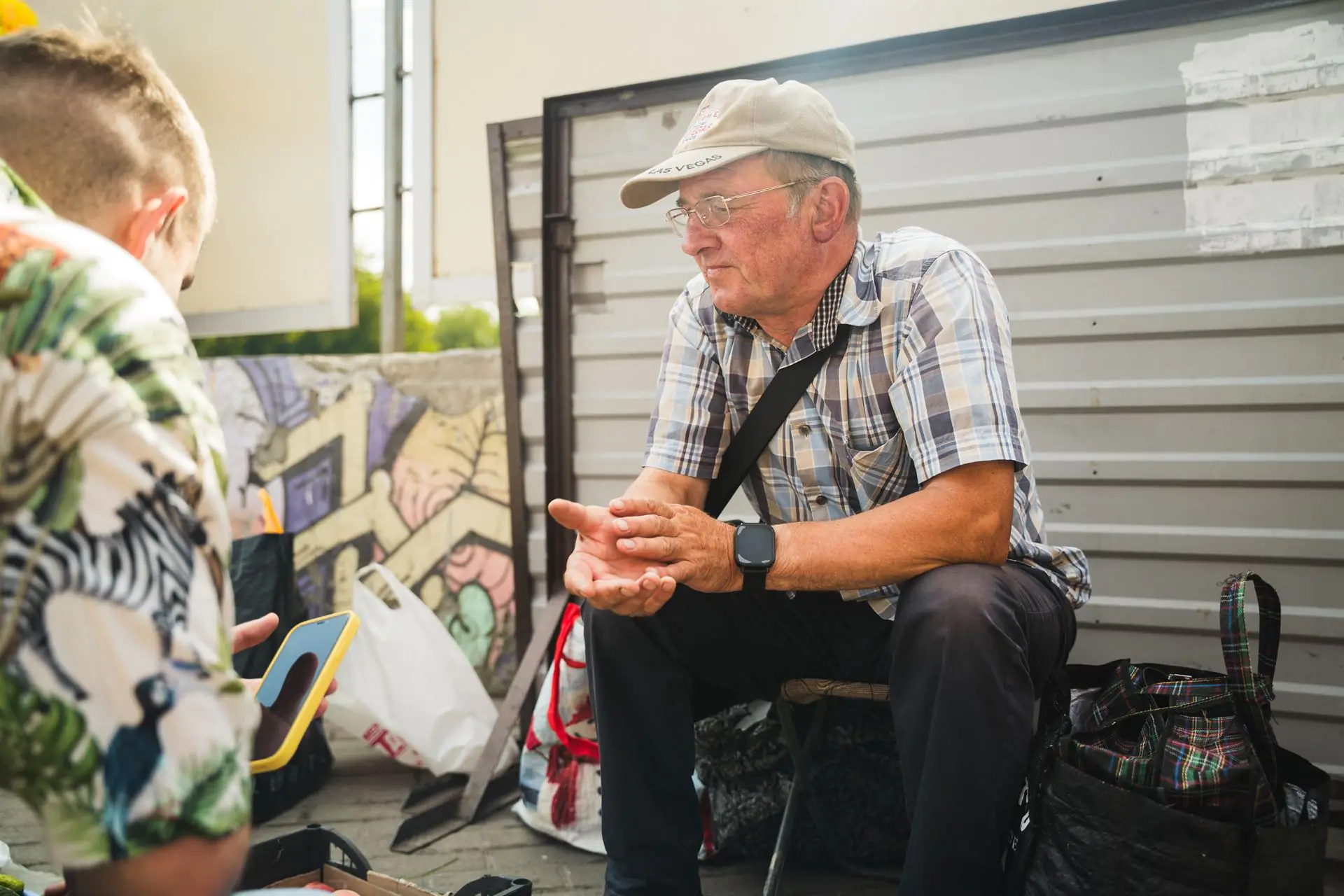 ESH 4 (1) Дідусь продає персики на ринку в Сумах