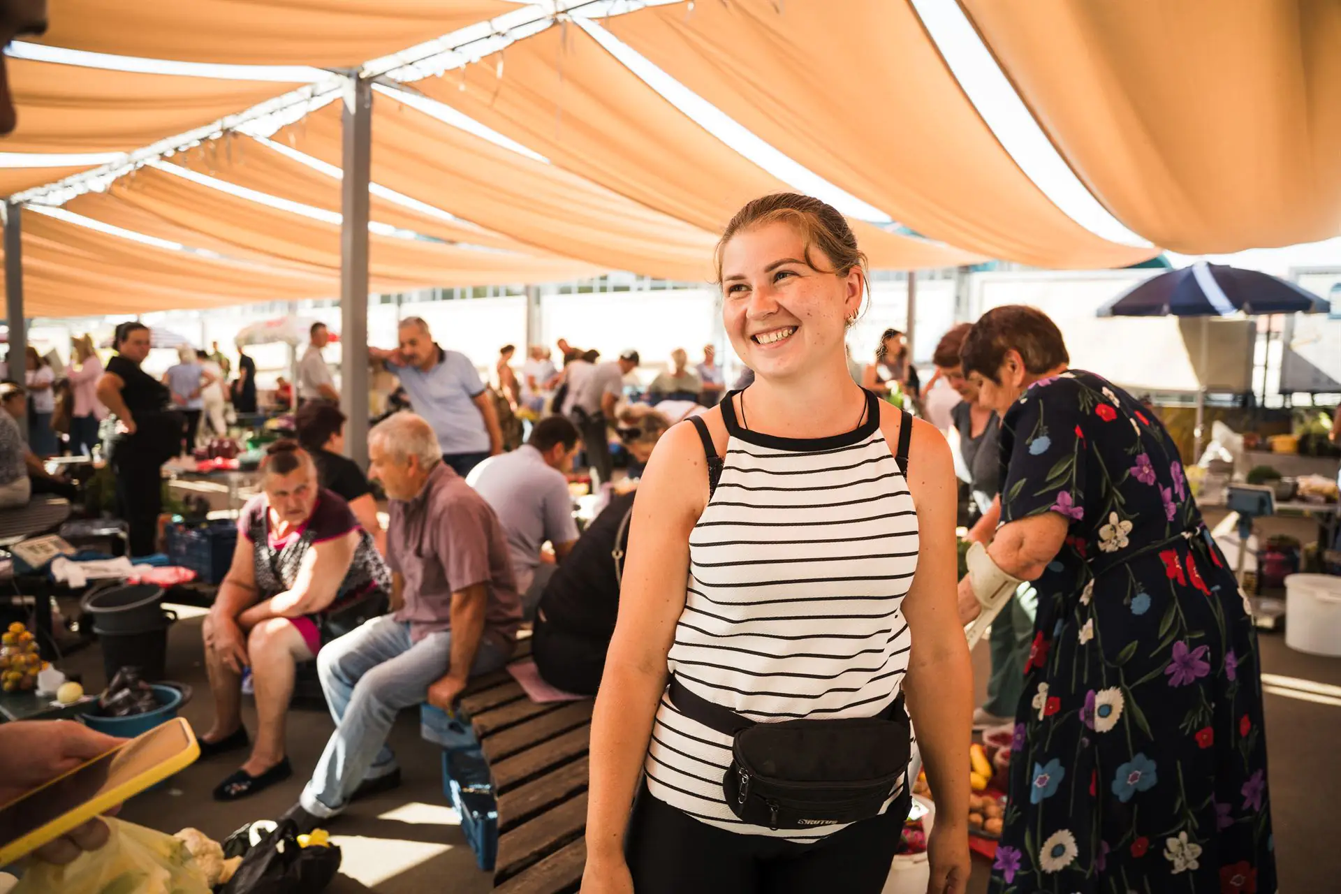 ESH 44 Жінка 13 років вирощує квіти на продаж