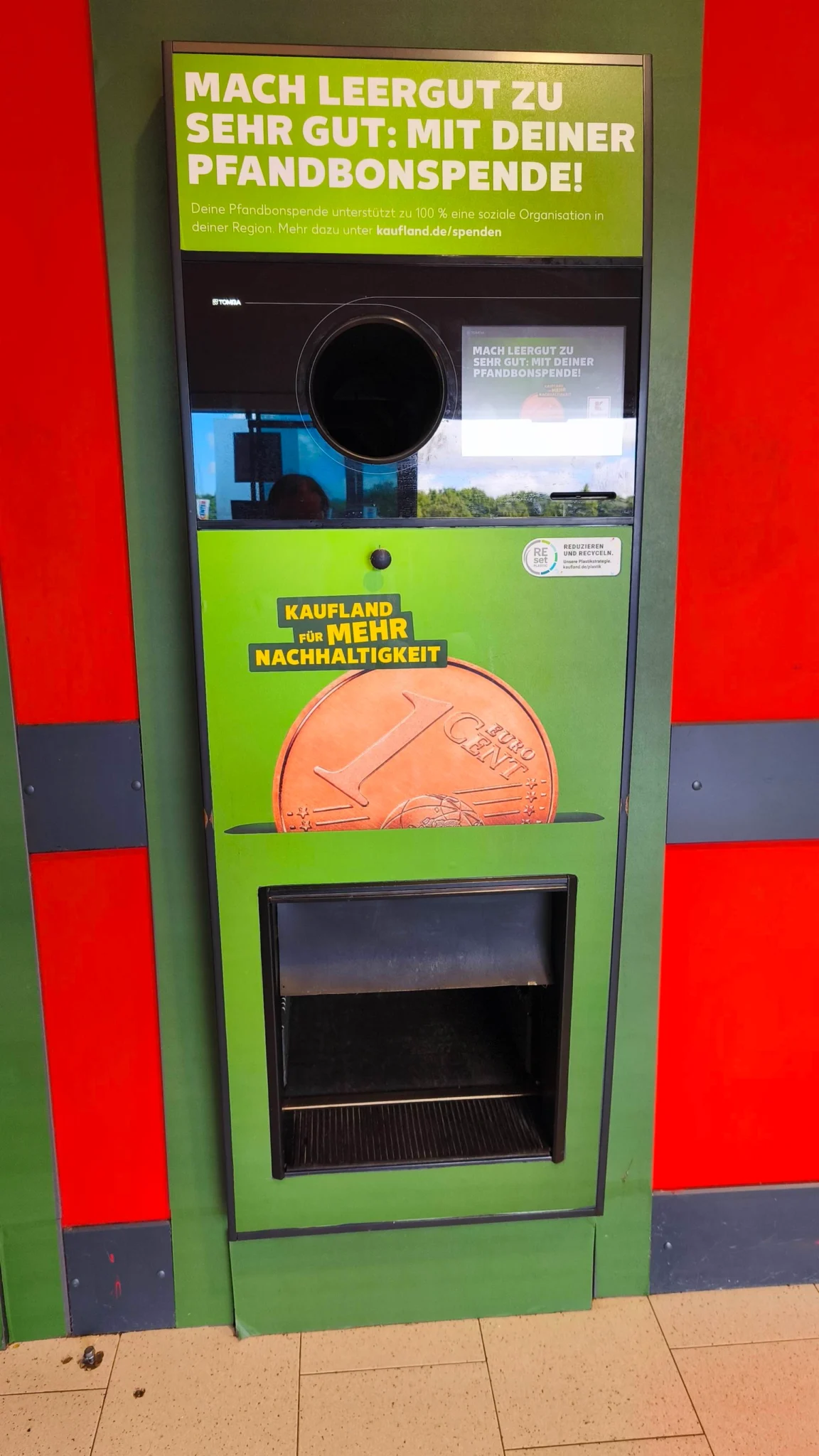 Німецький автомат приймає пляшки