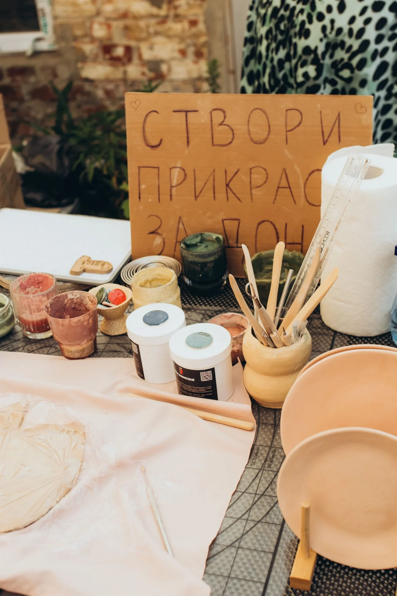 Глиняні вироби на барахолці у Дворику на Кузнечній, Суми