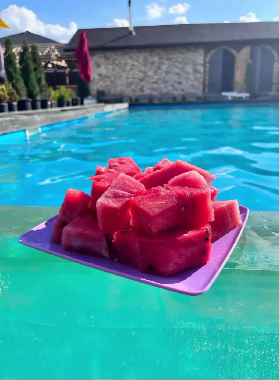 Кавун біля басейну