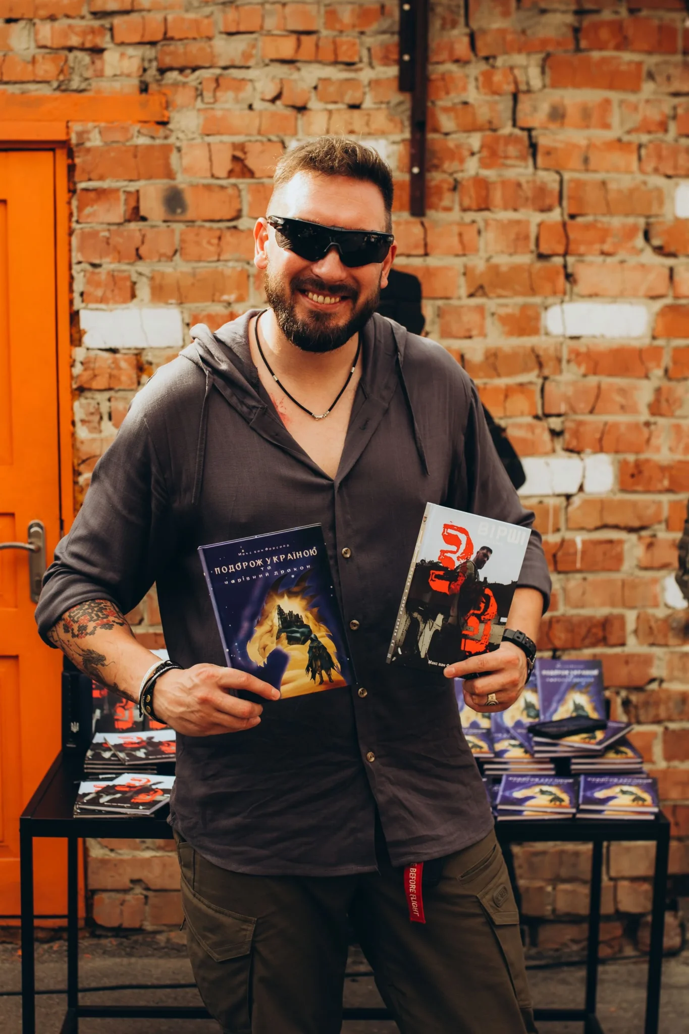 Письменник на барахолці у Дворику на Кузнечній, Суми