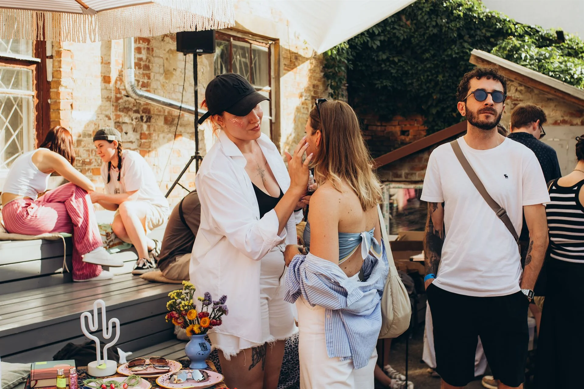 Люди на барахолці у Дворику на Кузнечній, Суми