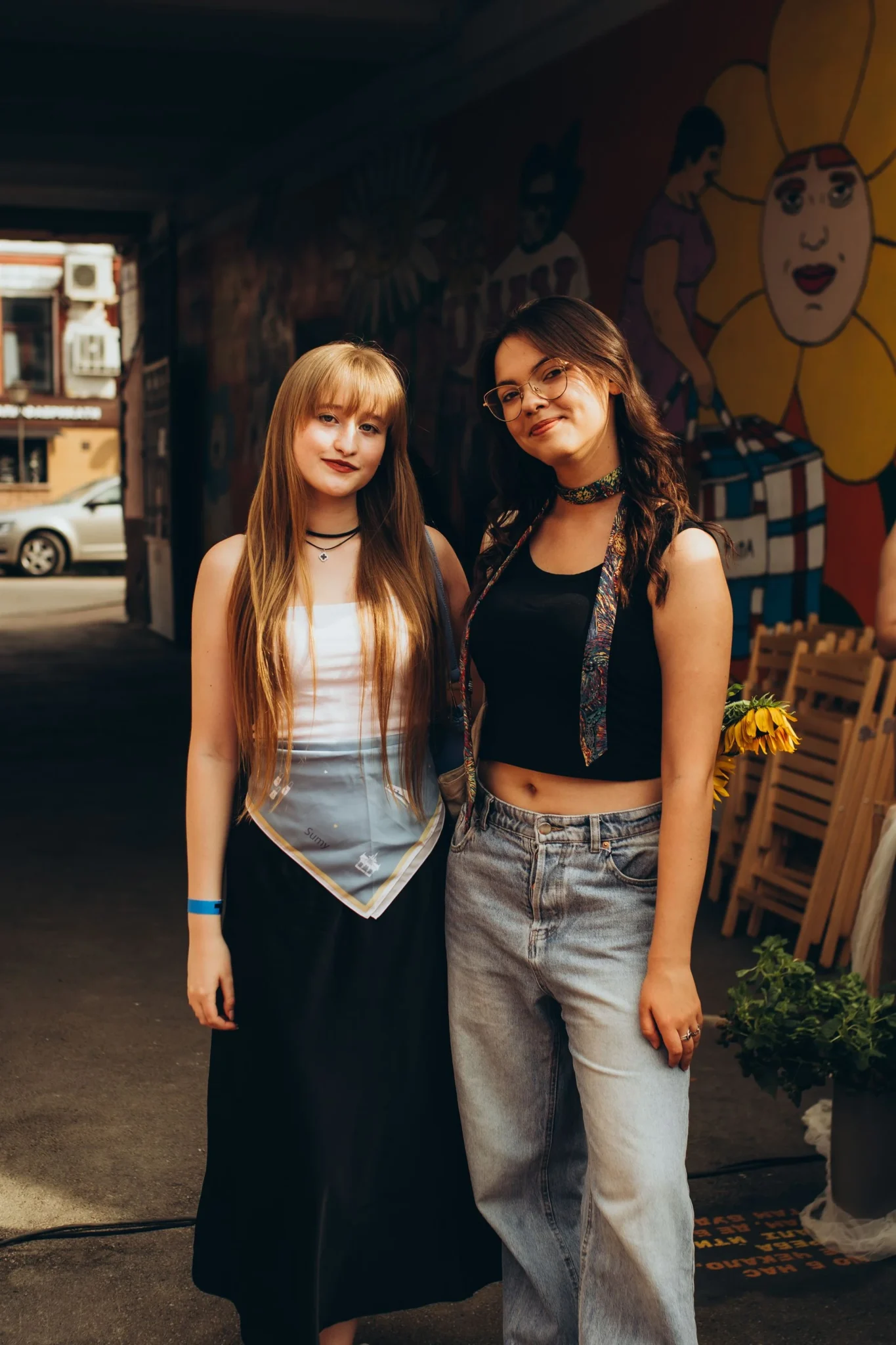 Дівчата на барахолці у Дворику на Кузнечній, Суми