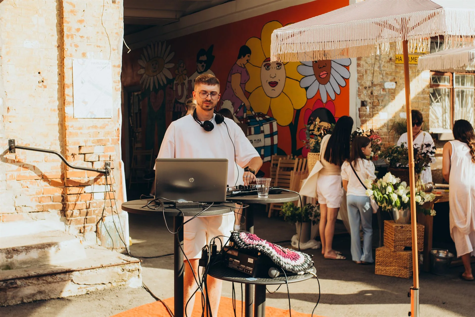 Діджей на барахолці у Дворику на Кузнечній, Суми