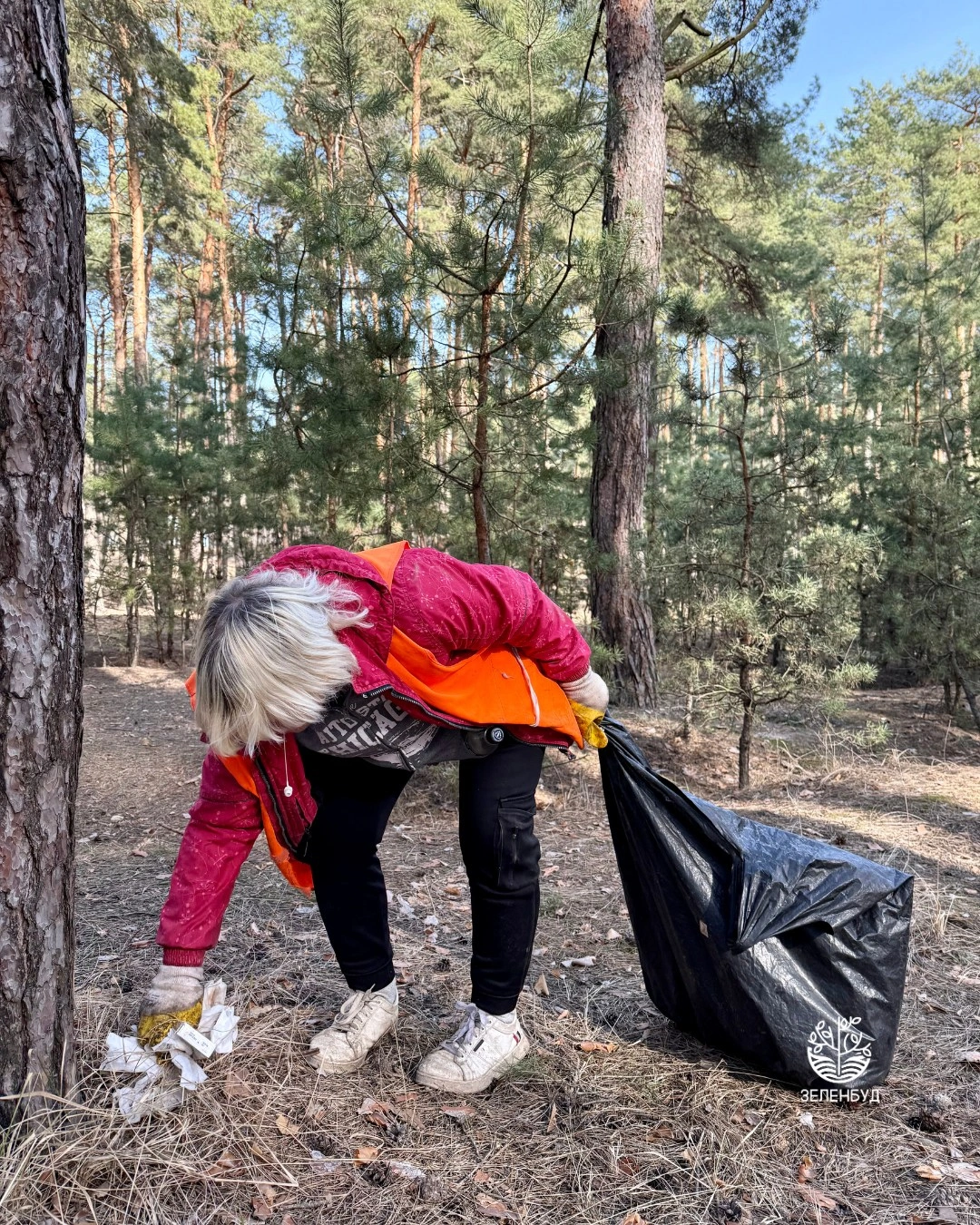 Комунальники прибирають Басівський парк