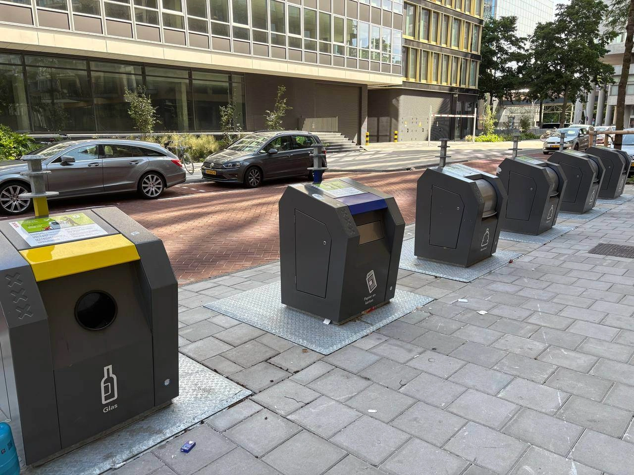 Сортувальні баки на вулиці Амстердаму