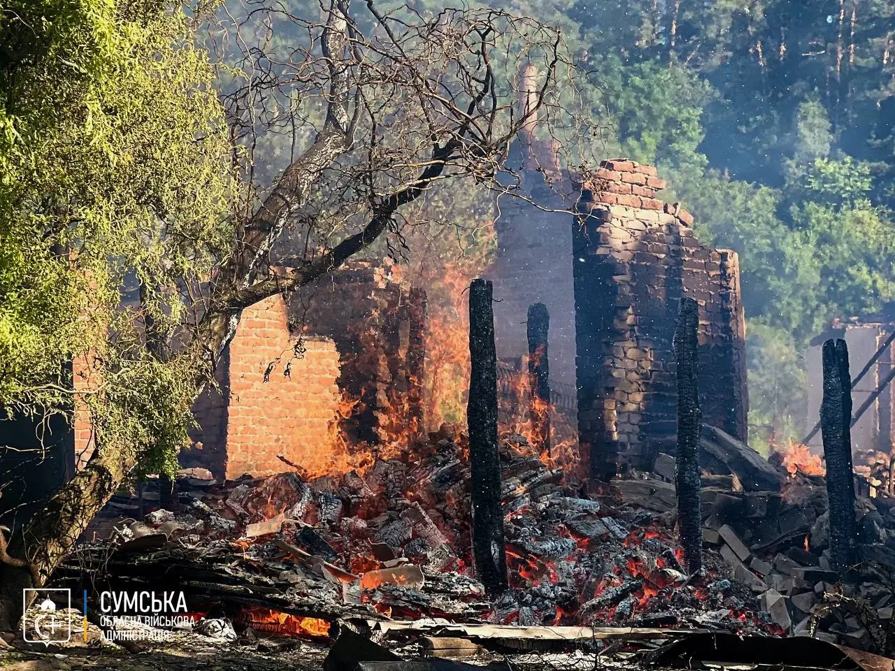Пожежа внаслідок атаки росіян на Сумщині