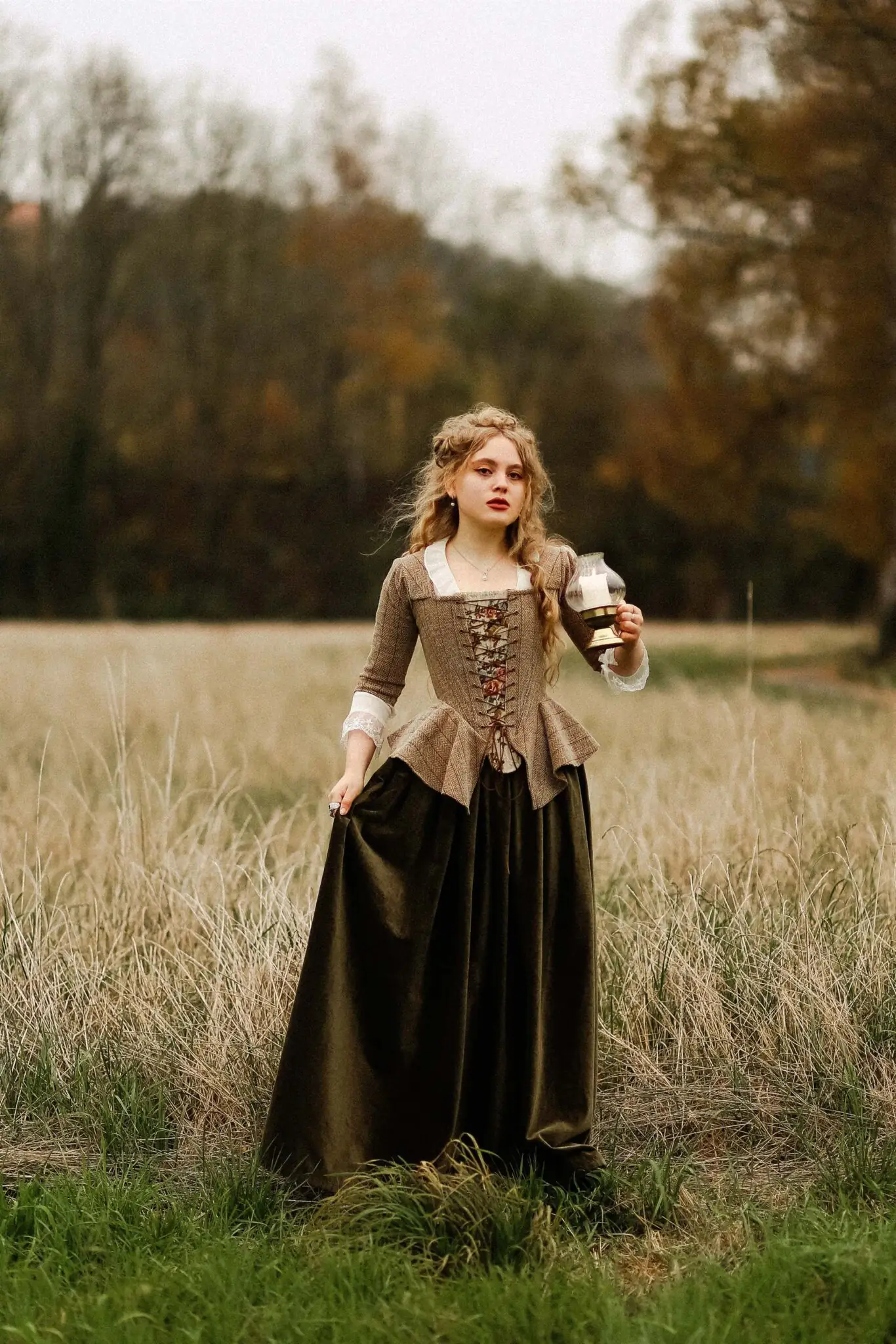 вбрання шила власноруч, Чужоземка вбрання шила власноруч, Чужоземка