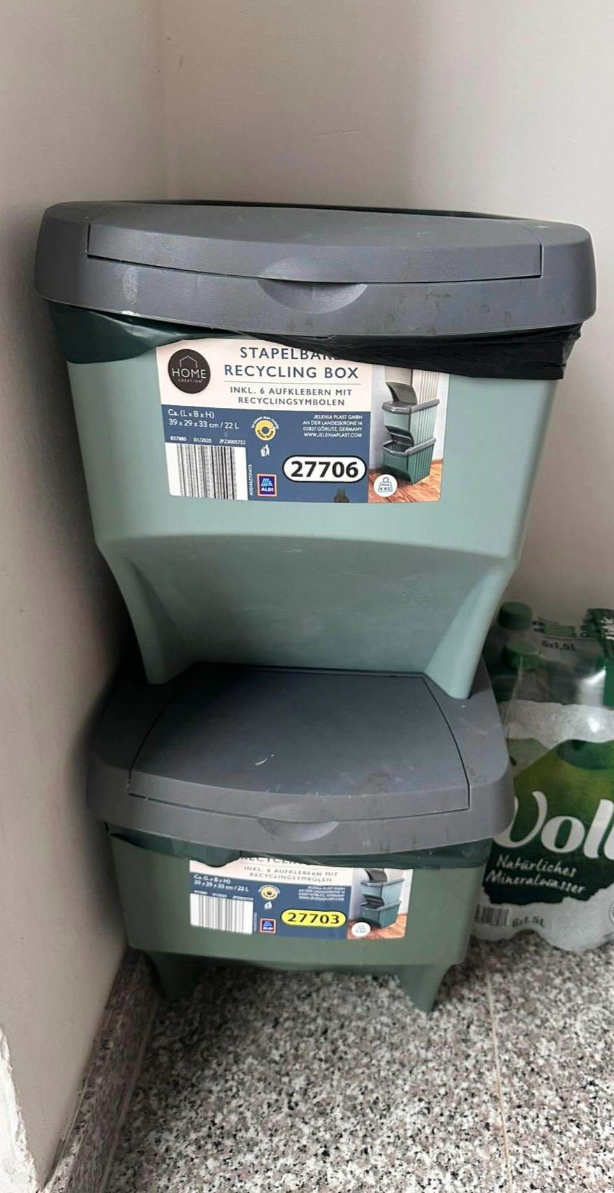 Сміття сортують у спеціальних баках