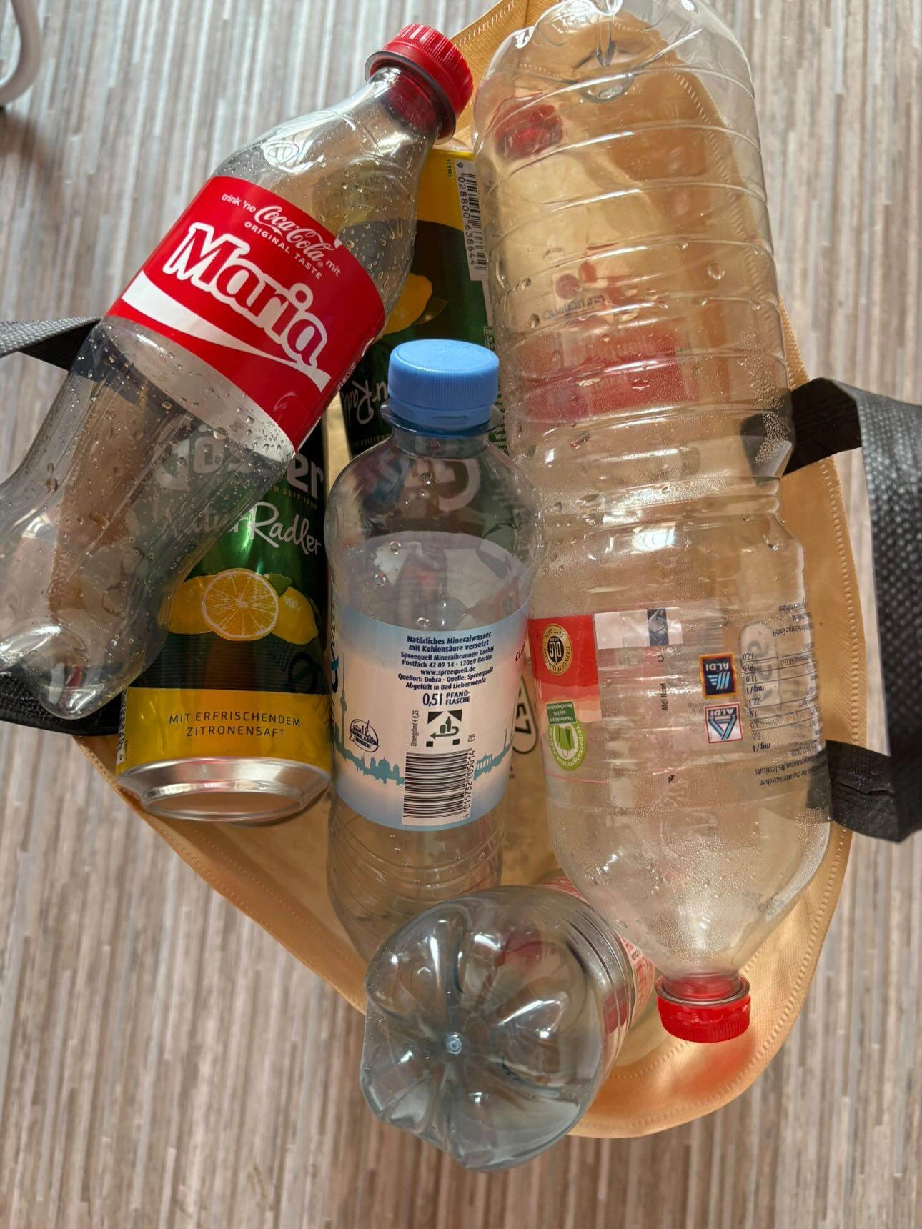 Пляшки сортують окремо