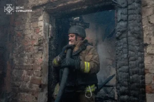 Рятувальник на пожежі в місті Буринь