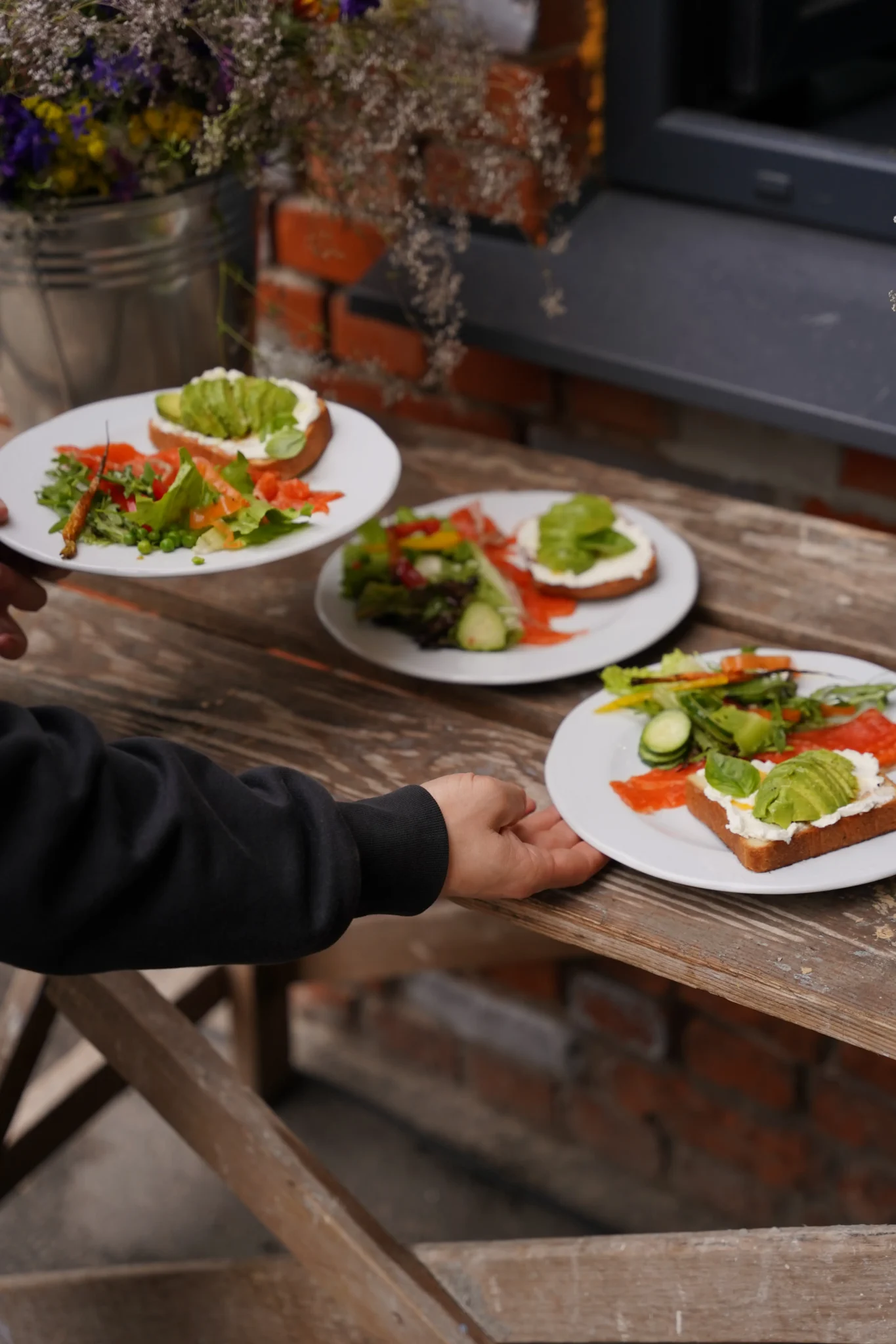 Авокадо-тости на сніданок у Дворику