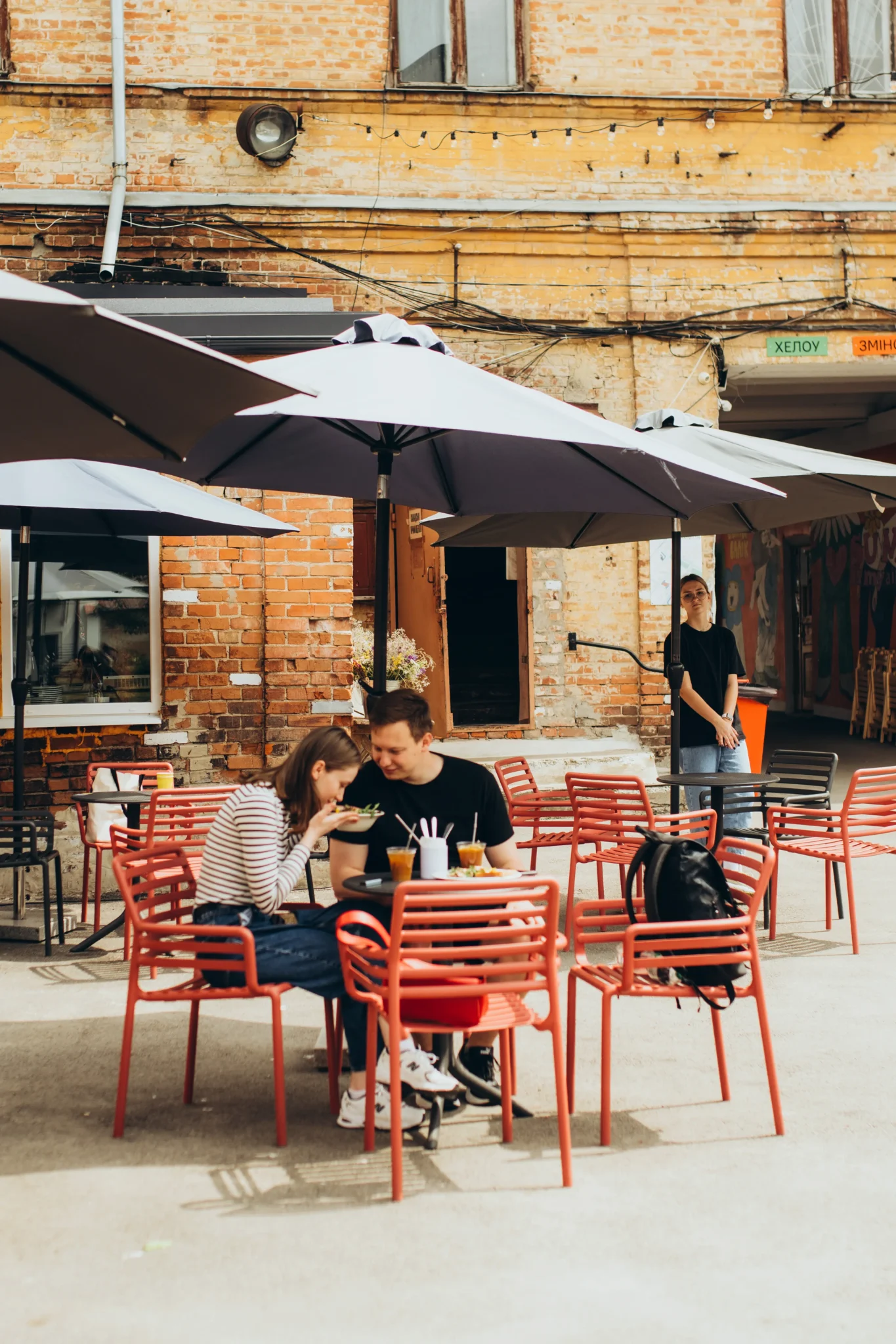 Люди снідають у Дворику