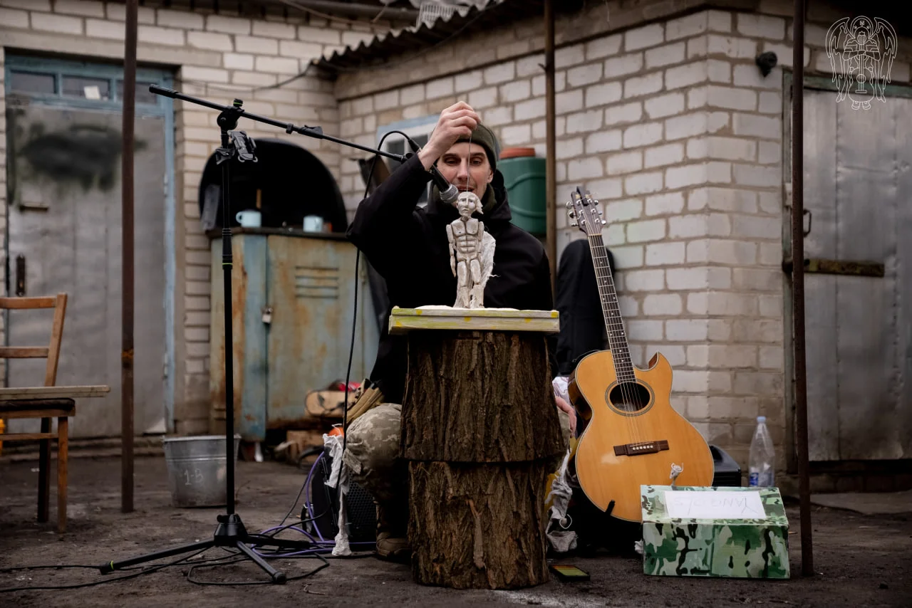 Lyal kar Valeriy Dzekh3 Лялькар Валерій Дзех під час виступу для українських військових на Донеччині