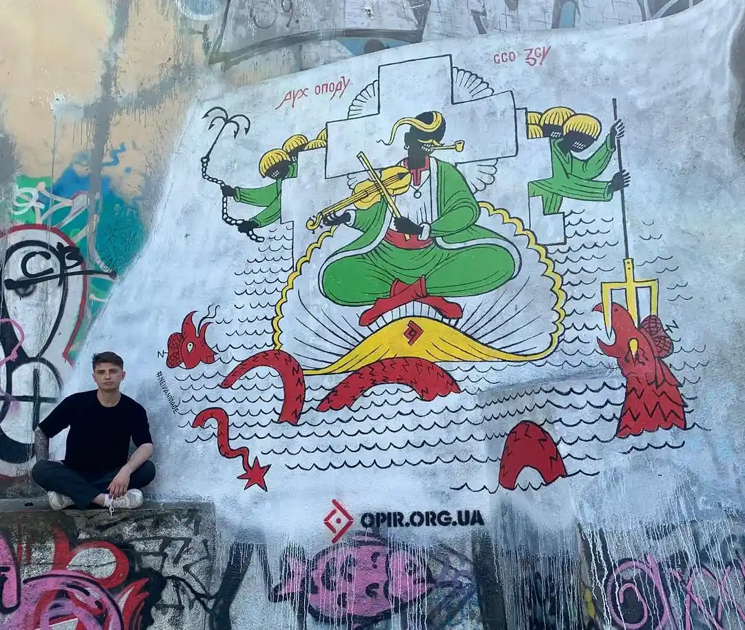 Neivanmade біля свого муралу в Одесі