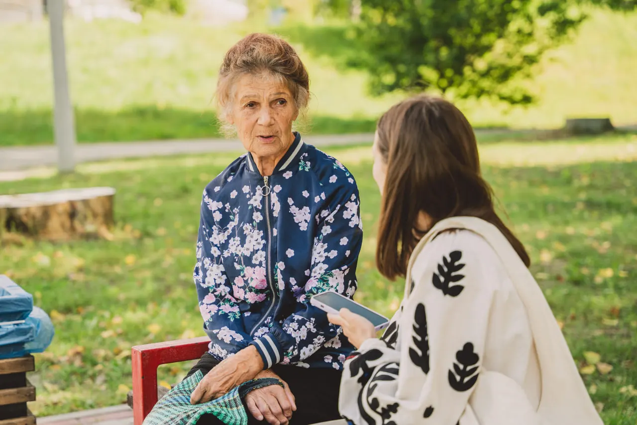 Жінка відпочиває на Студентському пляжі в Сумах