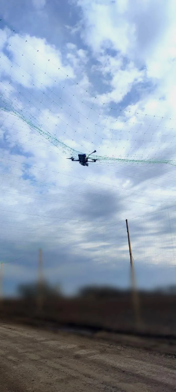Безпілотник заплутався в антидроновій сітці