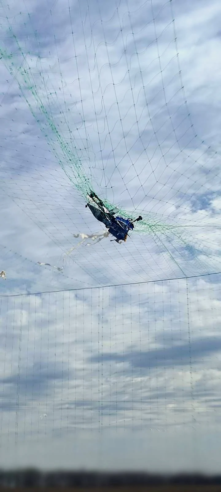Російський дрон застряг у захисній сітці